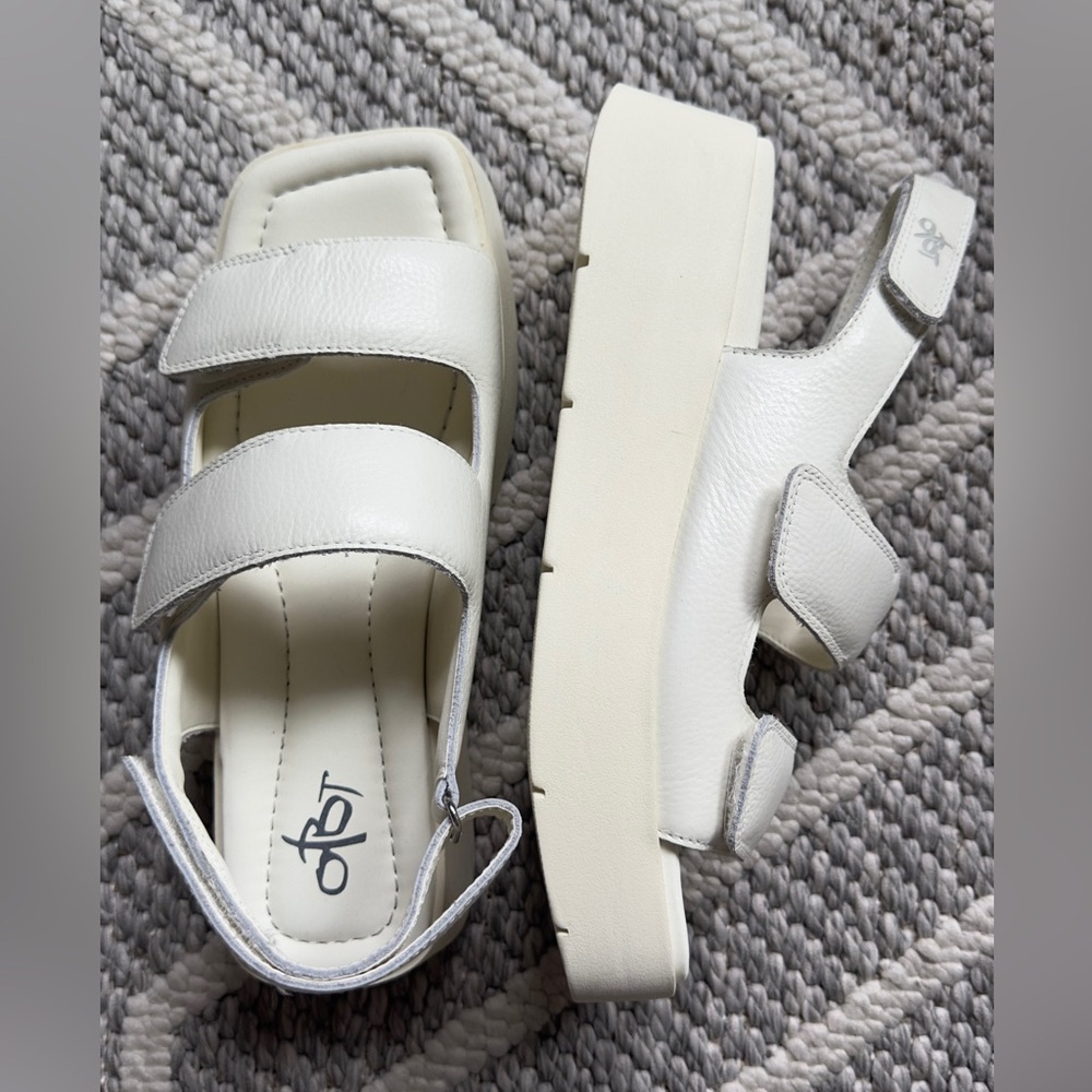 ❌Sold❌ OTBT Assimilate White Platform Sandals Chic Comfort